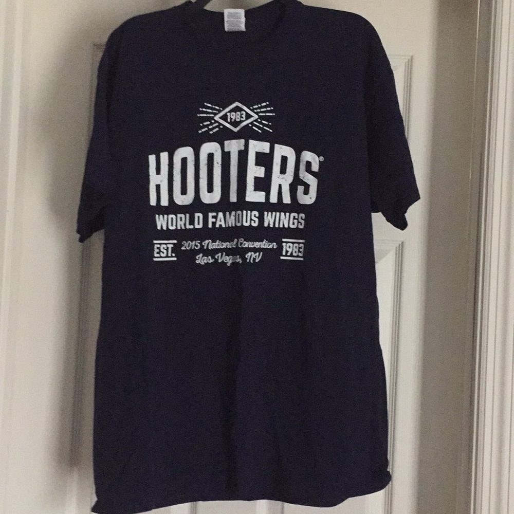 NWOT. Men’s Hooters T-shirt, navy blue.